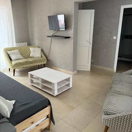 D'hotes Des Tours A Гостевой дом